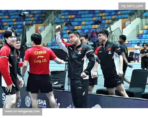 王牌队夺得队史第三冠，球员赛后喷洒香槟庆祝